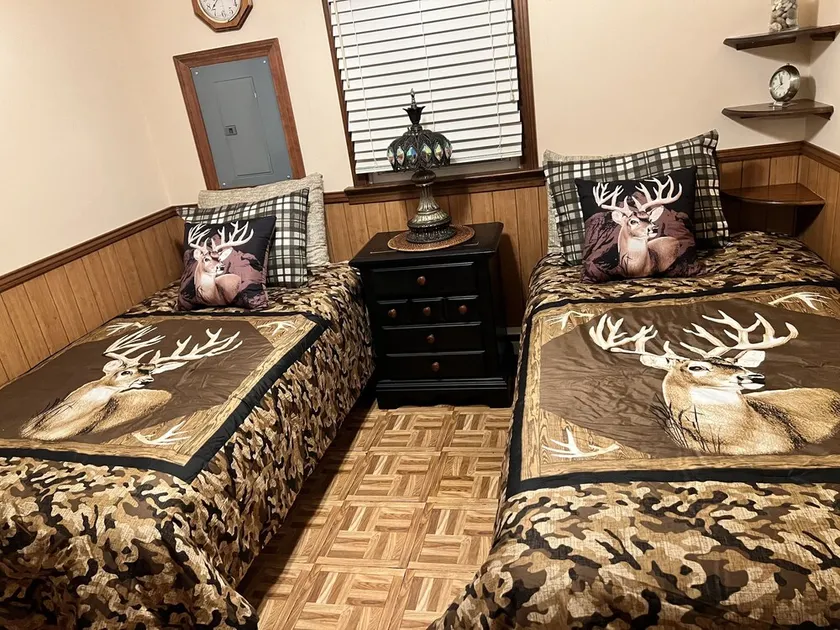 Small cozy cabin with grill & fire pit close to beaches, skiing, biking and URI. - Image 1