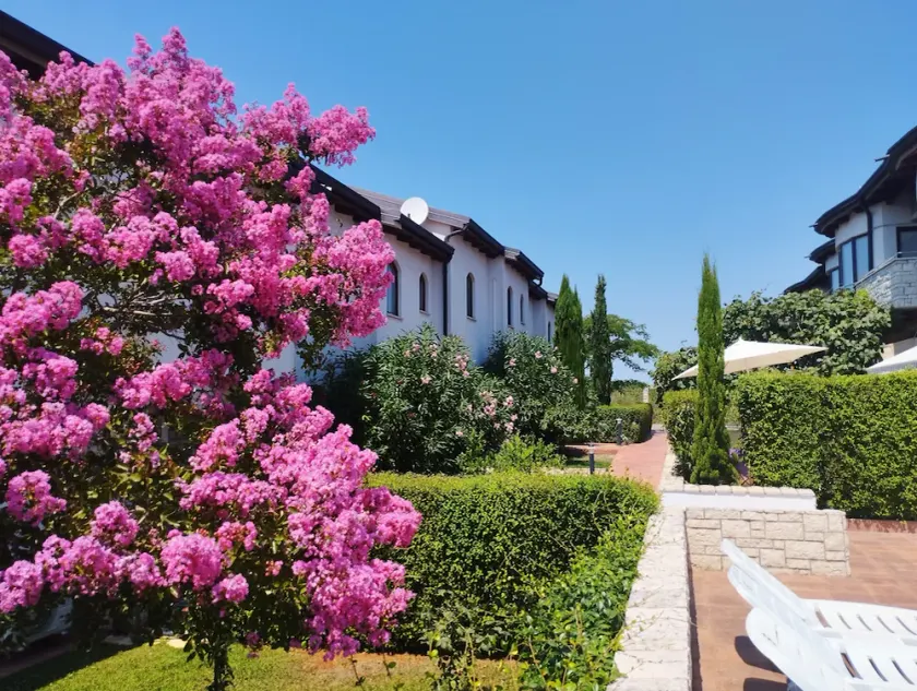 Villa moderna, piscina, campo da tennis, negozi, ristoranti e bar, vicino al mare. - Image 1