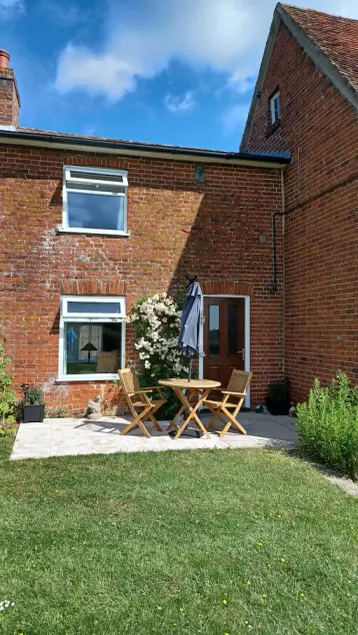 Cottage tranquille mitoyen à une ferme rurale à 8 km de la côte de Suffolk - Image 1