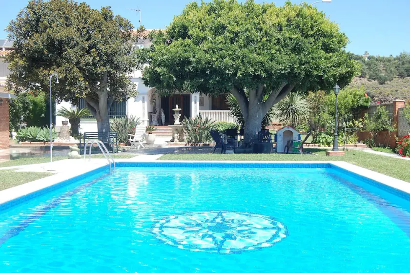 Magnificent villa with private pool 100 meters from the beach. - Image 1