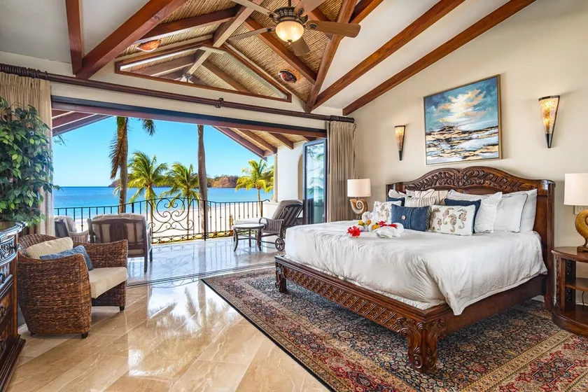 Luxurious Beachfront Villa - Image 1
