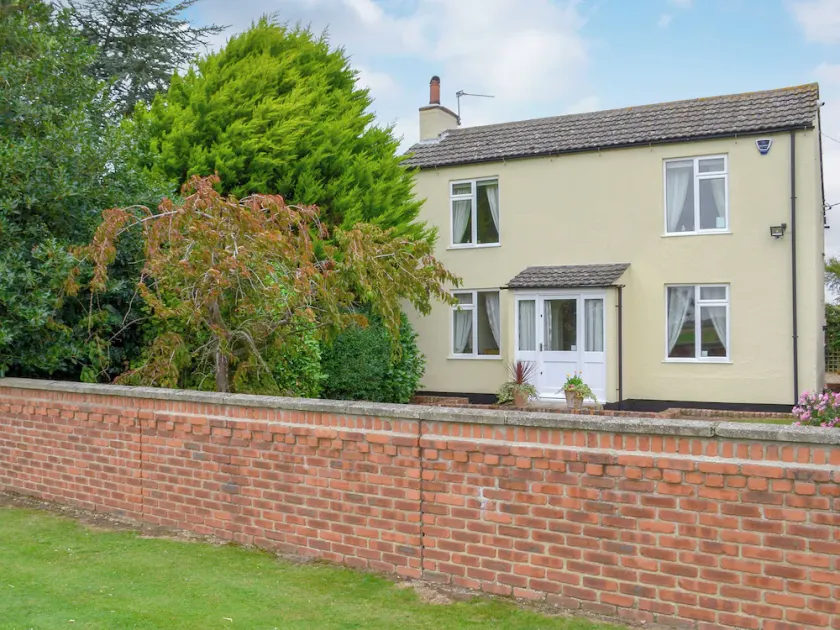 3 bedroom accommodation in Tumby Woodside - Image 1