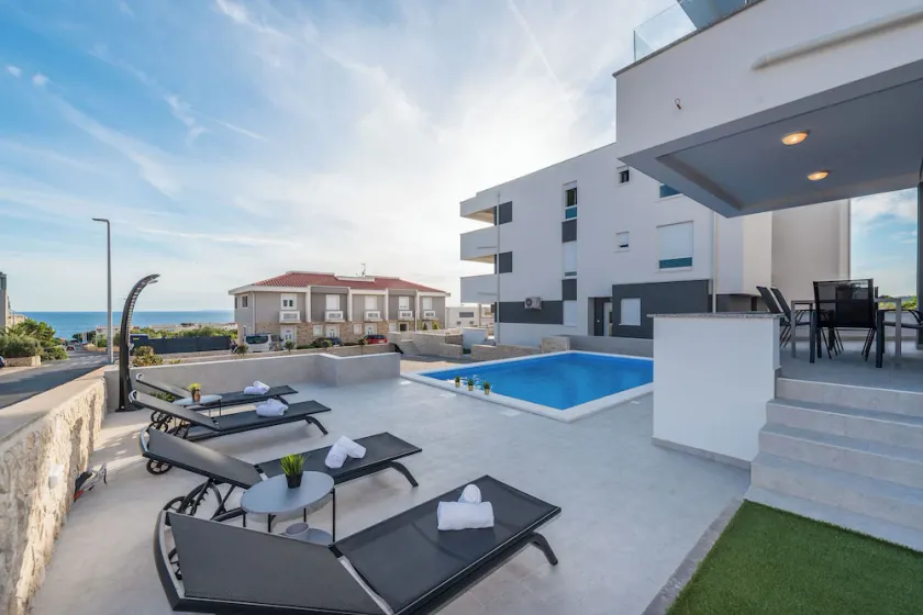 Two-bedroom apartment with Terrace and pool - Image 1