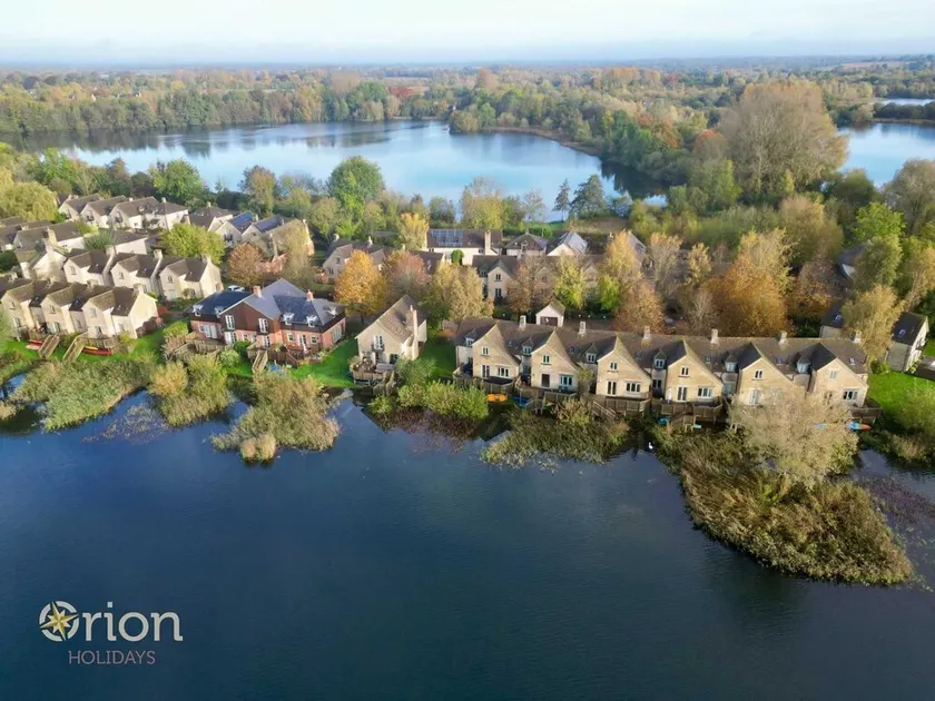 A cotswold stone waterside cottage that sleeps 6 guests  in 3 bedrooms - Image 1