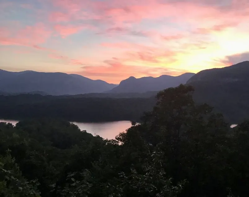 Nouveau sur HomeAway / VRBO - Un chalet spacieux avec une vue fantastique sur le mont Long Range et le lac - Le lac Lure - Image 1