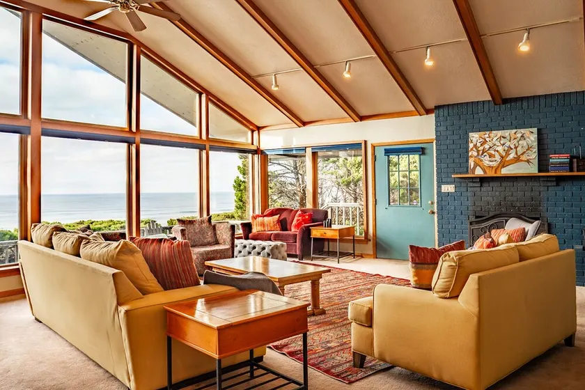 Hot Tub, Dog Friendly & Game Room in Large Ocean Front Home! - Image 1