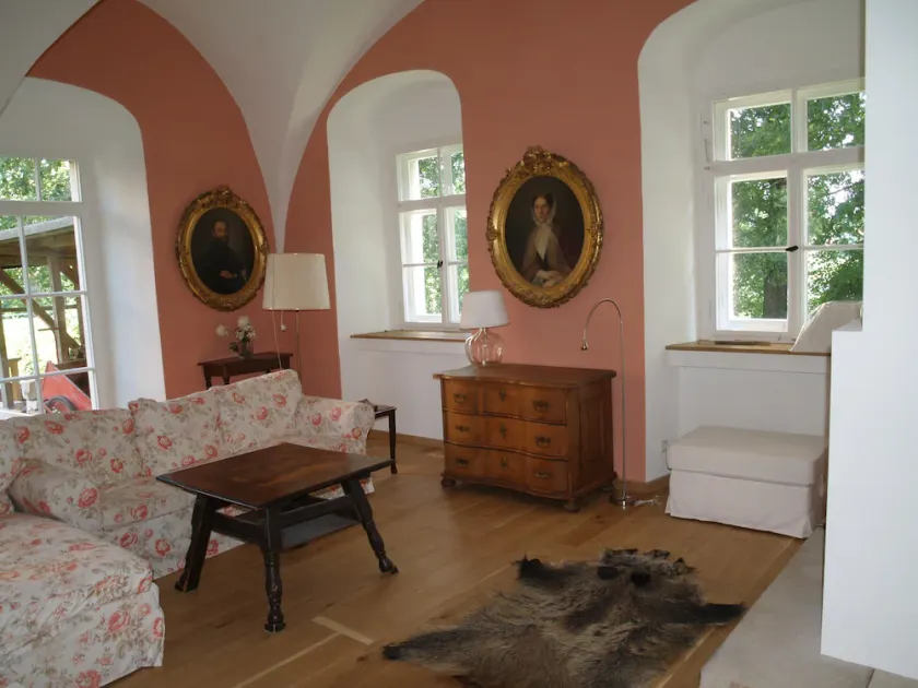 Vivi nel castello sul lago! Generosamente ed elegantemente progettato. Con letto a baldacchino e camino - Image 1