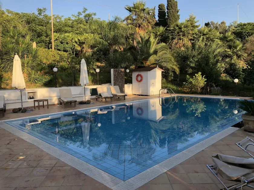 Lille landsted med privat pool - Image 1