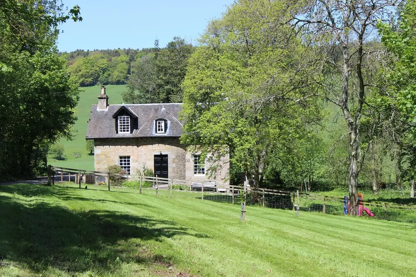 GARDEN COTTAGE, near St Andrews. Glorious, country location. Members prices 2026 - Image 1