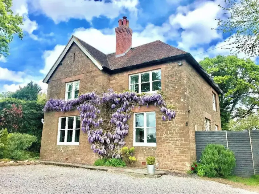A lovely three bedroom home, perfect for friends and family alike. - Image 1