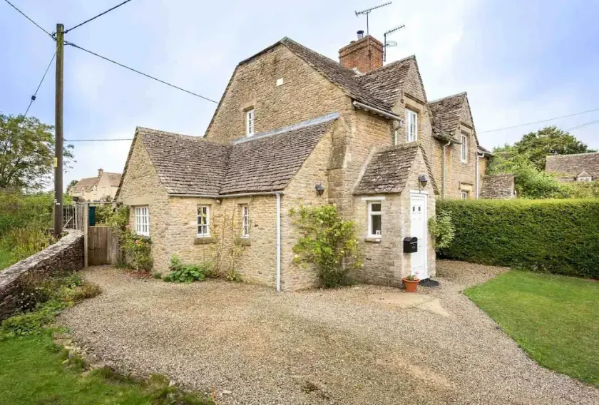 SWAN VIEW, pet friendly, with open fire in Southrop - Image 1