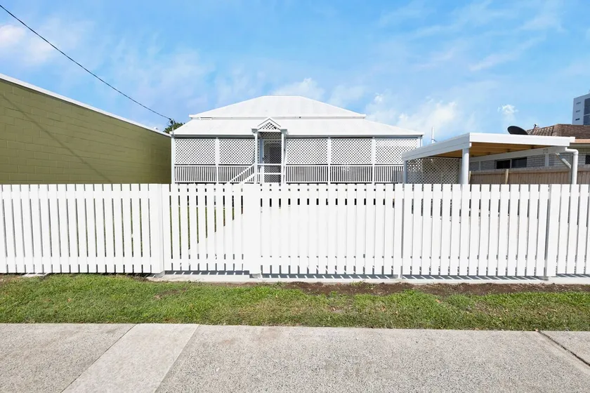4-Bed QLDer: Deck+TV, 100m to Water Park & Caneland, 3 Car Parks. Sleeps 11 - Image 1