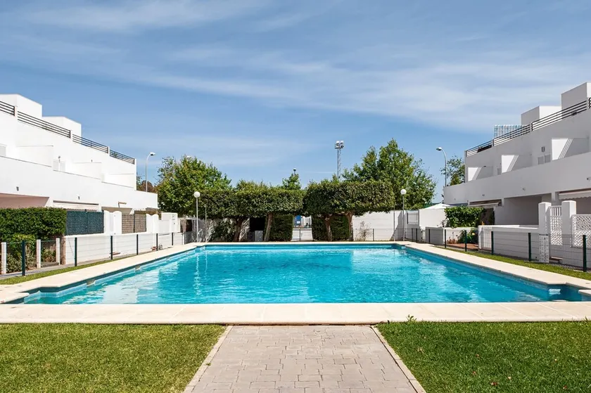 Maison familiale Casa Noah près de la plage avec piscine, terrasse, balcon et Wi-Fi - Image 1
