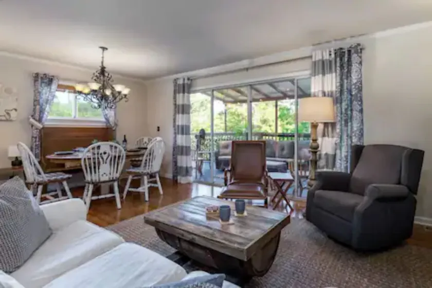 10min to UT, 2 kitchens, 7 beds in 4 bedrooms, 2 baths, hot tub, firepit, arcade - Image 1