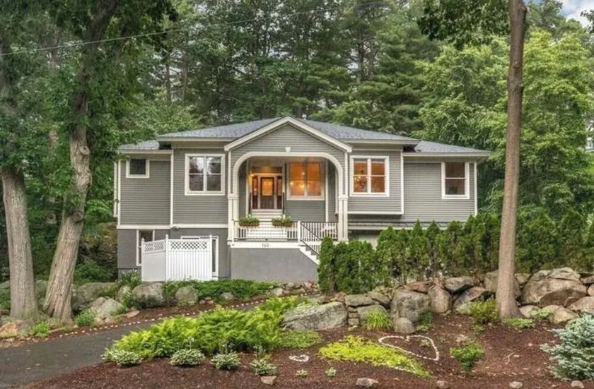 Charming 5-bedroom Home by the Sea - Image 1