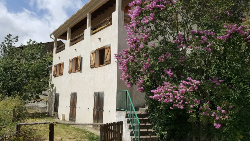A green setting in a village 20 minutes from the beaches - Image 1