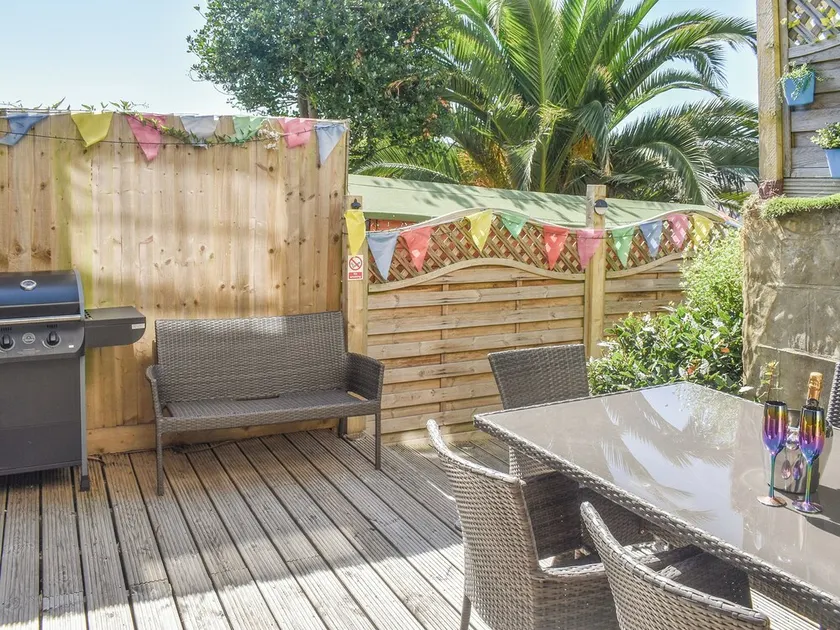 2 bedroom accommodation in Ventnor - Image 1