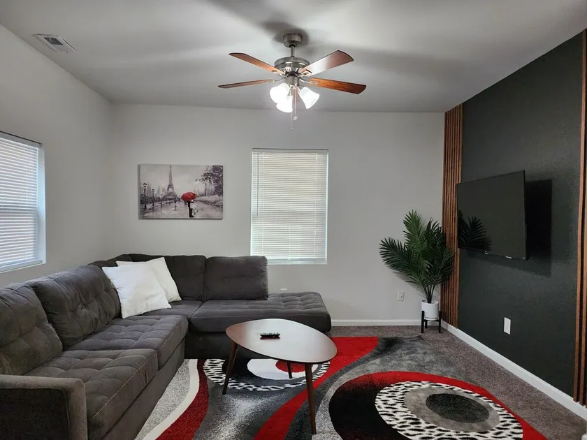 Quiet spacious 1BR Centrally Located w Parking/Washer/Dryer onsite. Hi Sp Wifi! - Image 1