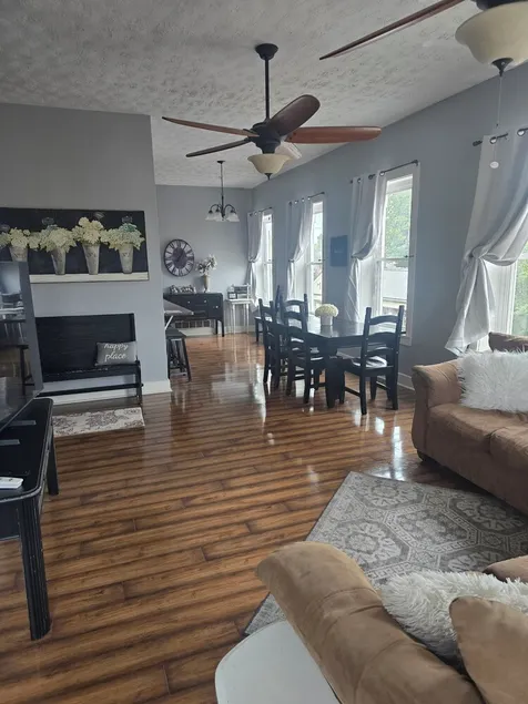 Beautiful newly remodeled top floor loft in the heart of downtown Lebanon Ohio - Image 1