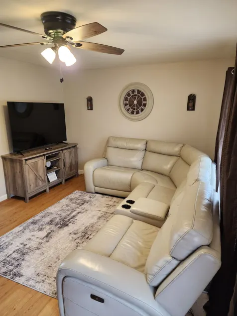 Cozy 3 bedroom/1 bathroom home - Image 1