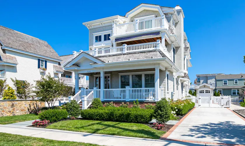 Luxury Avalon Beach Block 6BR/5.5BA with Heated Pool & Hot Tub & Putting Green! - Image 1