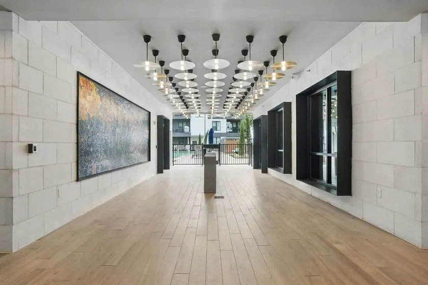 12min Downtown, 6min Domain with Pool and Free Parking - Image 1