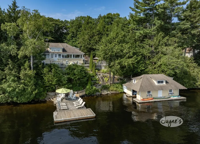 Muskoka Paradise! Spacious & Inviting, Great Deck! Sleeps 16! Hot Tub! Bala! - Image 1