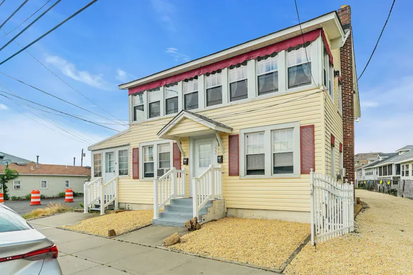 OCE222U | 2nd Flr 2BR 1 ba unit next to the beach/boardwalk! Parking, wifi, badges, PETS! - Image 1