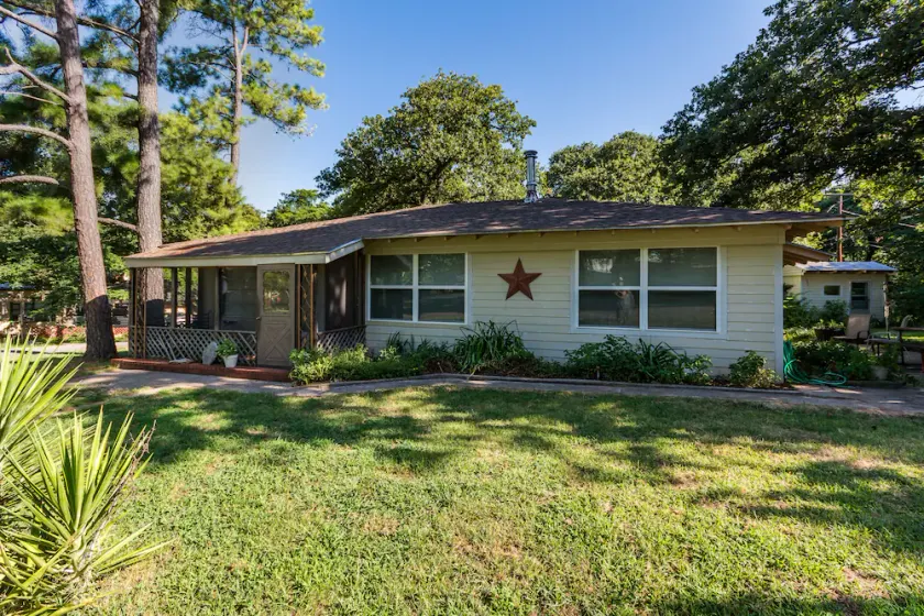 Sherwood Pines Inn -Spacious 2-bedroom at Texoma sleeps up to 8! - Image 1