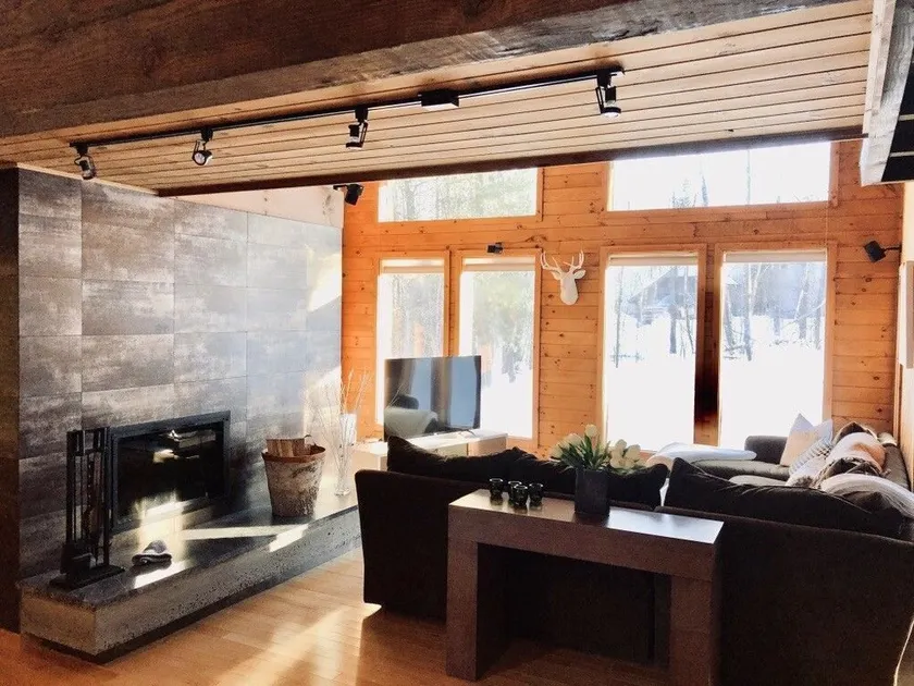 Modern-Rustic Style, Spacious, Suntec Townhouse.  Hot tub & sauna. - Image 1