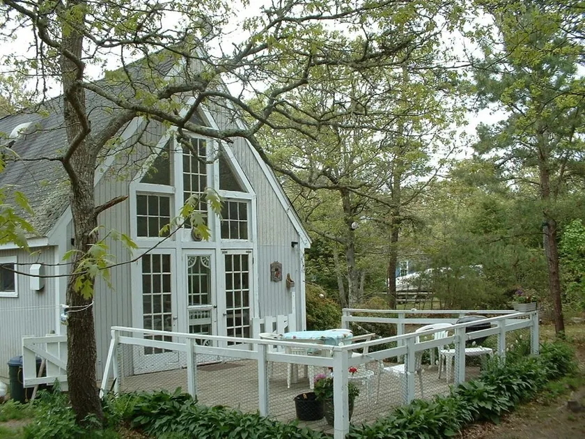 Chappy Summer Cabin! - Image 1