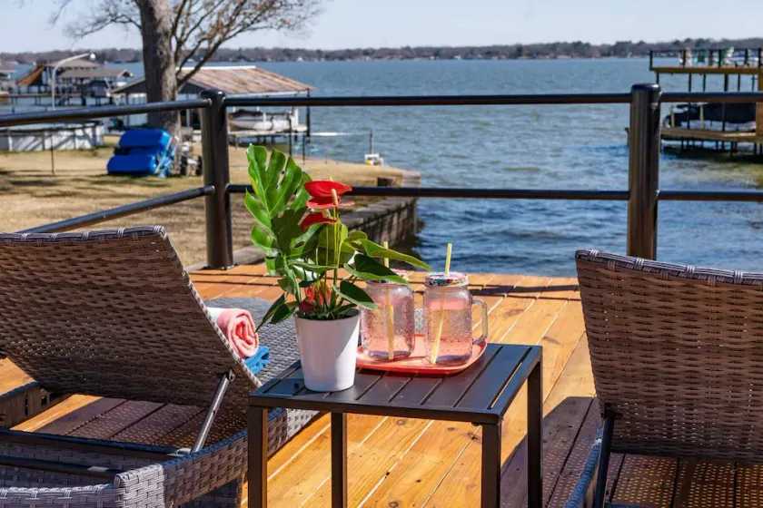 Luxury Lakefront Getaway - Image 1