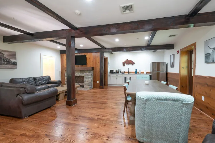 Chimney Hill - 05) Conf Suite - Image 1