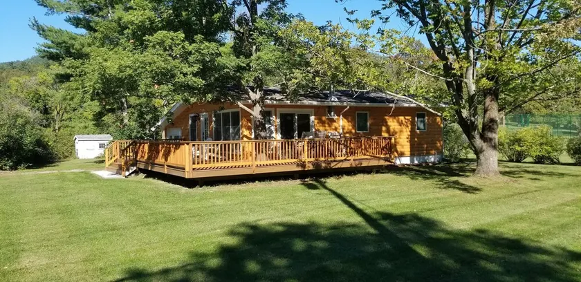 New Lakeside Cottage 5 minutes from great hiking with large deck and lake view - Image 1