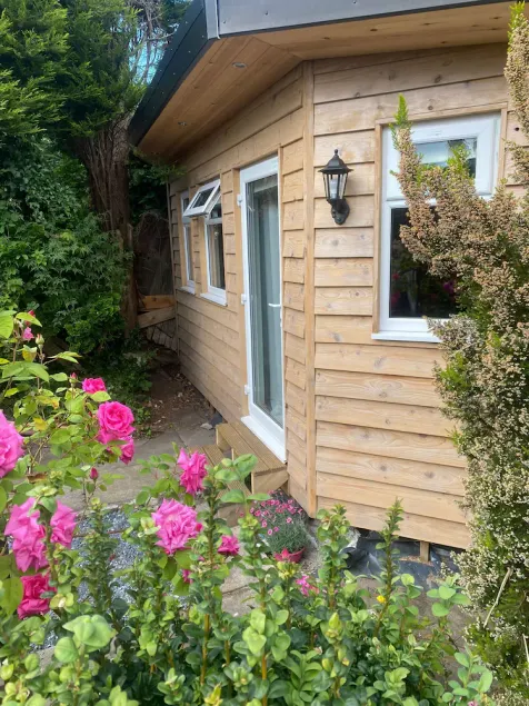 Cosy leafy cabin near city centre.  Free parking - Image 1