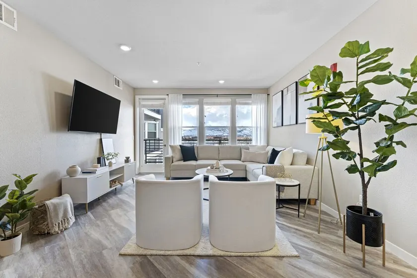 Sparks Marina 2BR - Waterfront Views & Jacuzzi - Image 1