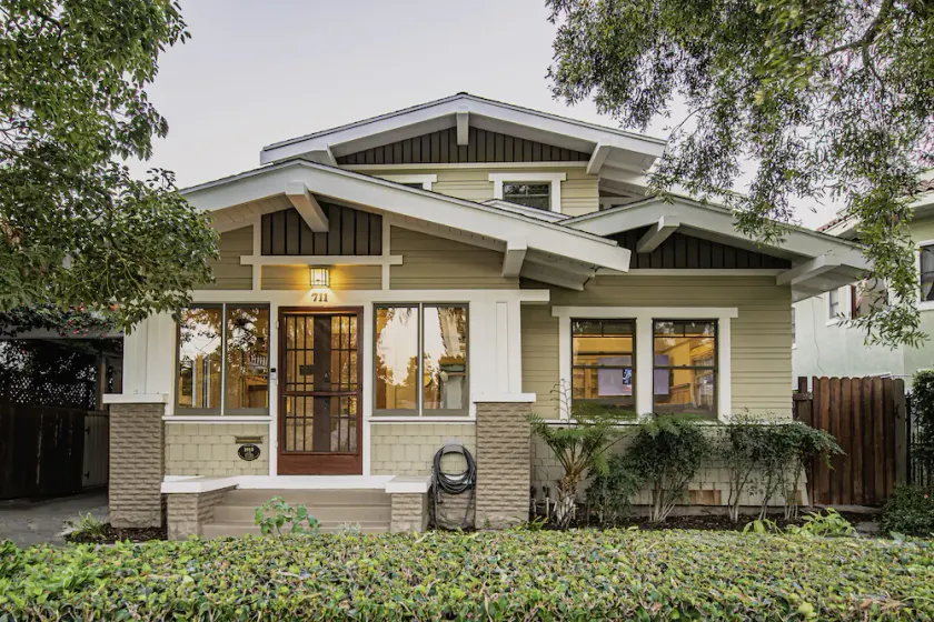 Spacious Craftsman House in Downtown LB - 5 car parking - Ideal for large groups - Image 1