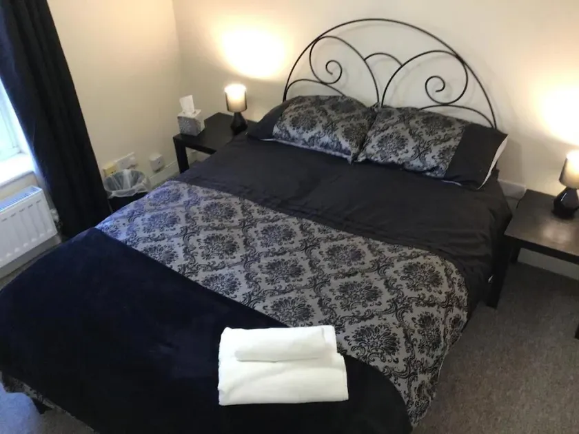 Riverbank Guest House - Image 1
