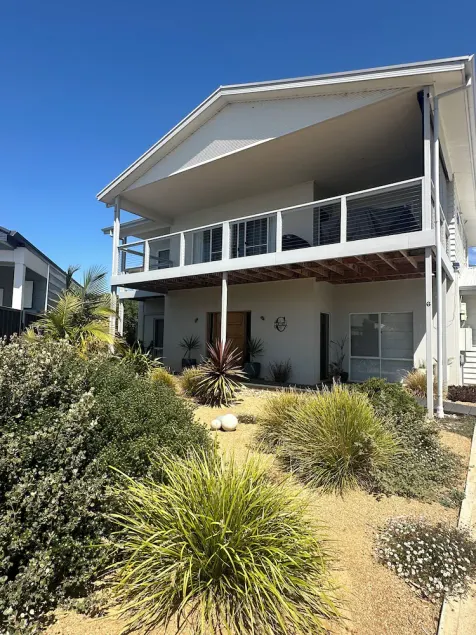 Room to relax in a perfect location with an easy walk to the beach and shops. - Image 1