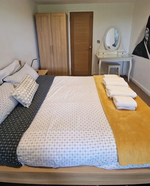 Relaxing Room With Ensuite Rutland Point - Image 1