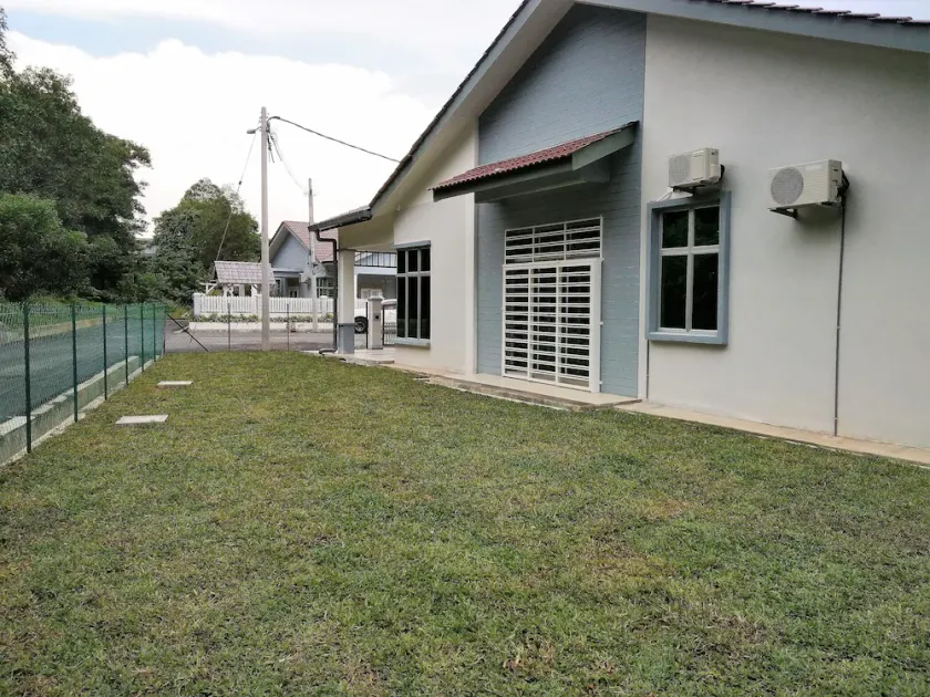Comfortable house with good access, parking space & 5 minutes drive to Town only - Image 1