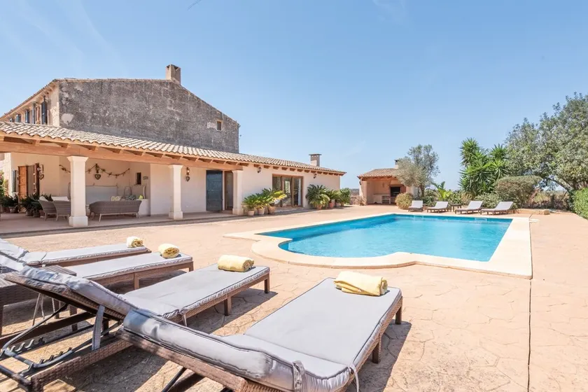 Majorcan Holiday Home with Pool, Wi-Fi, Garden and Patio - Image 1