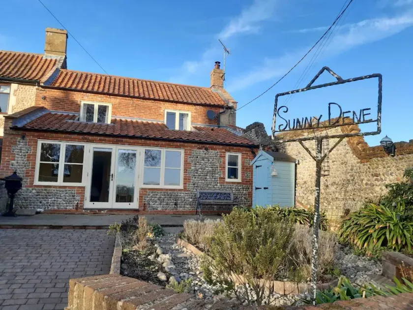 Lovely 3 bedroom North Norfolk Cottage in quiet village. 5 mins beach - Image 1