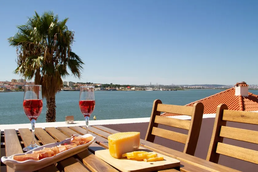 Loft with terrace and river view in Seixal. Air conditioning. Ideal for 2pax. - Image 1