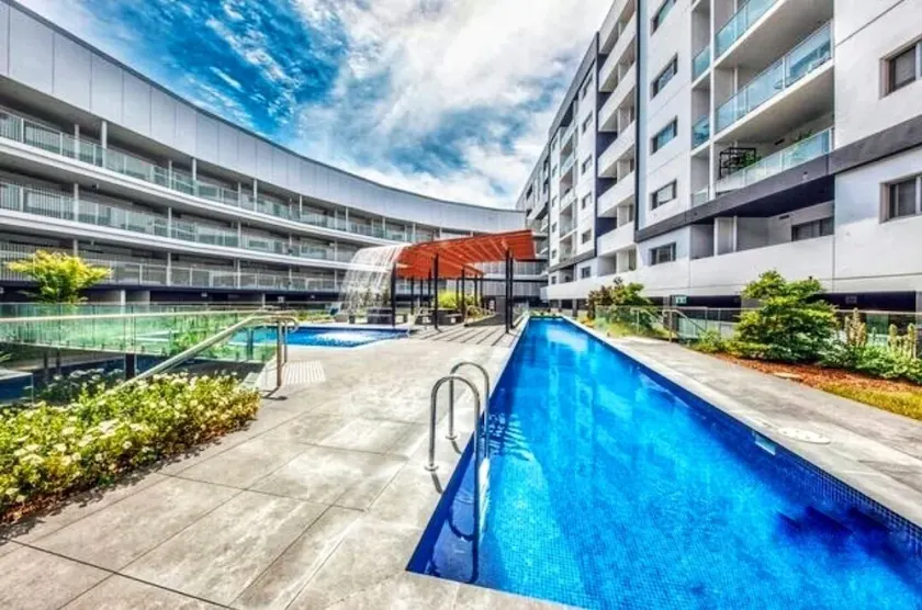 Apartment with lake view - Image 1