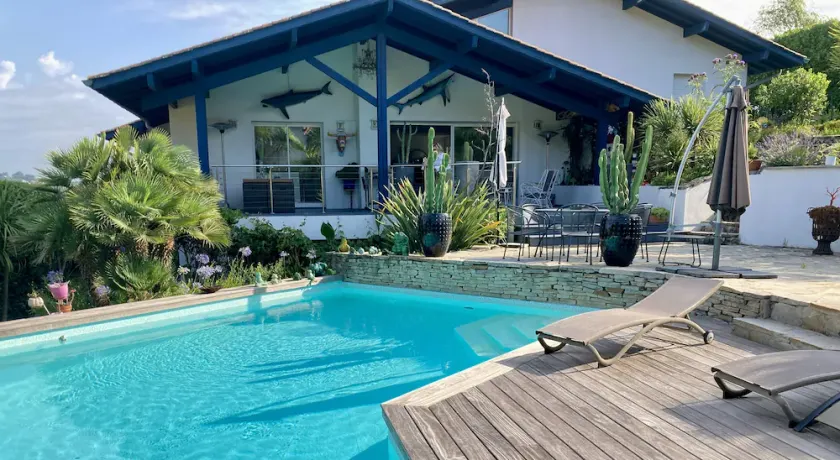 opvarmet poolvilla beliggende på en golfbane 15 minutter fra Biarritz - Image 1