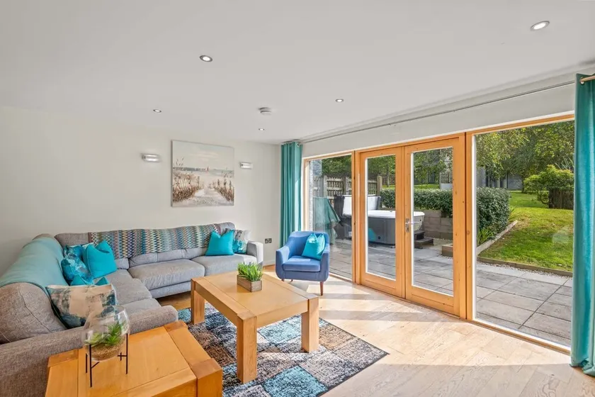 This fantastic pet friendly,  contemporary property features a south-west facing balcony off the mas - Image 1