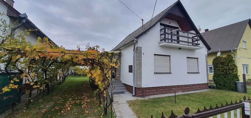 Holiday home with terrace - Image 1