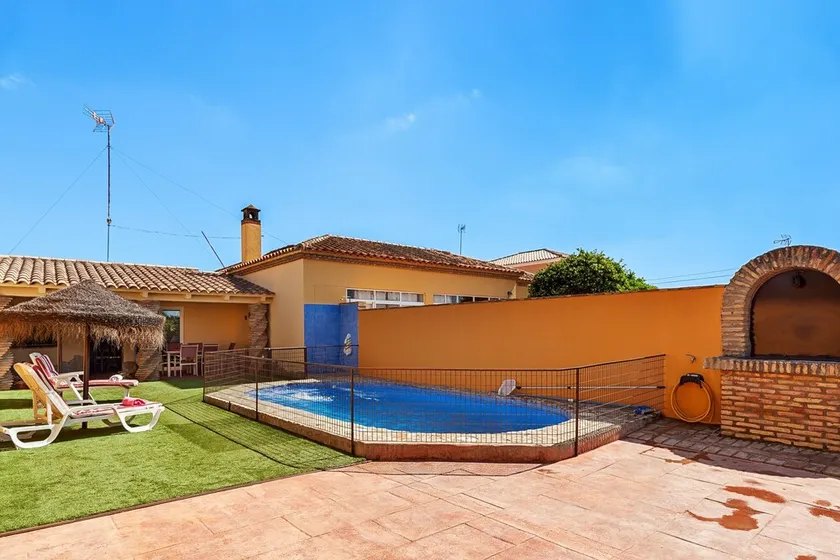 Air-Conditioned Home with Large Pool, Terrace, Garden & Wi-Fi; Pets Allowed, Parking Available - Image 1