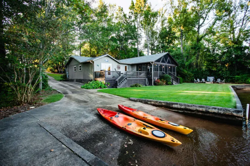 Retraite au bord du lac; Poisson, kayak, véranda, rampe de bateau, WiFi et câble - Image 1